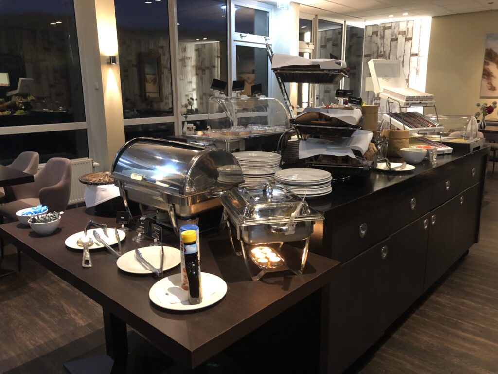 Breakfast buffet set up, you see it from the front. 