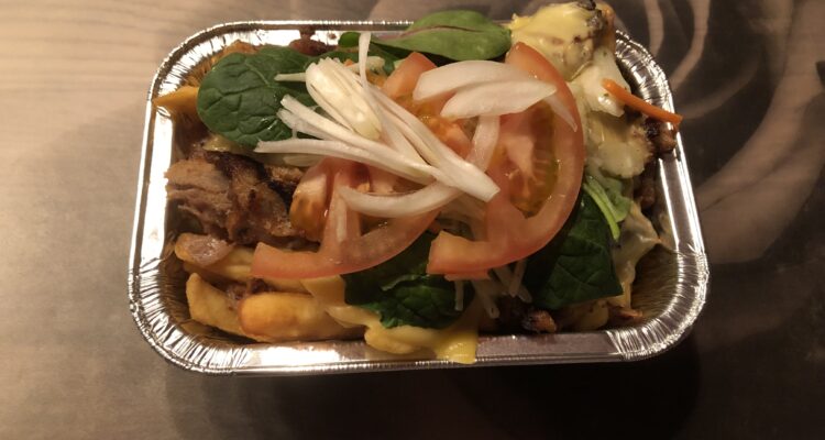 Kapsalon, loaded fries with salad and doner meat in a alu tin foiltray