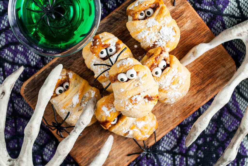 Halloween snickers mummy treats by Xoxobella