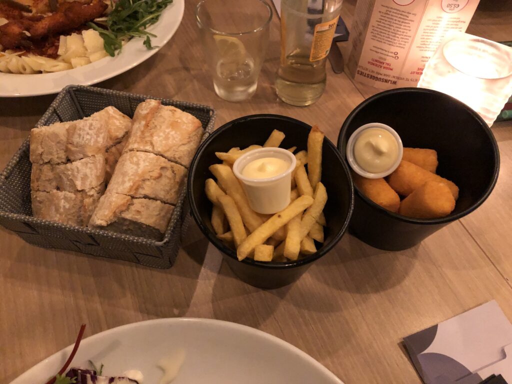 Sides: bread, fries and potato kroketten, served in cups